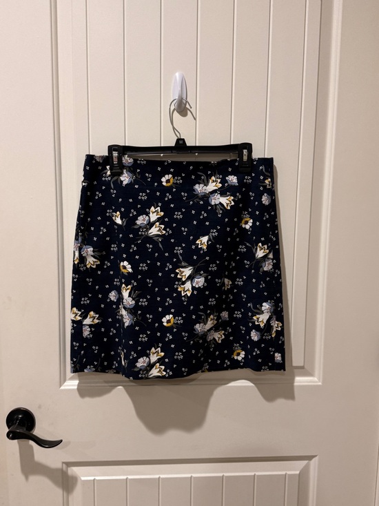 LOFT Dresses & Skirts - LOFT Navy Floral A-Line Skirt with White and Yellow Blooms